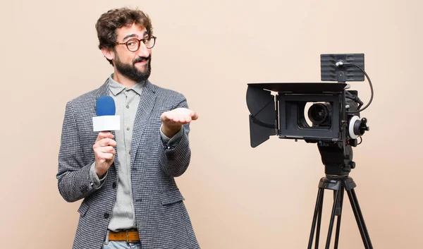 Presentatör Ler Glatt Med Vänlig Självsäker Positiv Look Erbjuder Och — Stockfoto