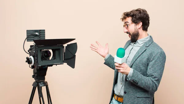 Presentatör Ler Glatt Ger Varm Vänlig Kärleksfull Välkomnande Kram Känner — Stockfoto