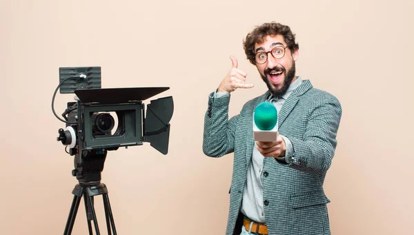 Prezenter Telewizyjny Uśmiecha Się Radośnie Wskazując Kamerę Podczas Wykonywania Telefonu — Zdjęcie stockowe