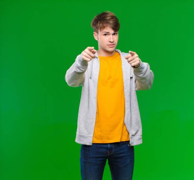 Genç sarışın adam kamerayı iki parmağıyla ve kızgın bir ifadeyle sana kroma anahtarına karşı görevini yapmanı söylüyor.