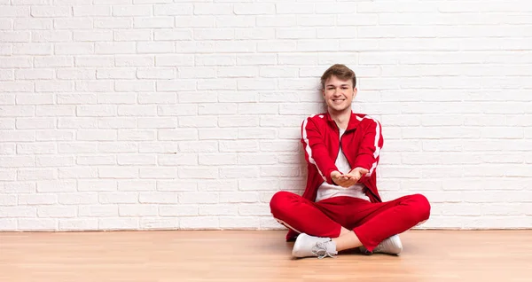 Jonge Blonde Man Glimlachen Gelukkig Met Vriendelijke Zelfverzekerde Positieve Blik — Stockfoto