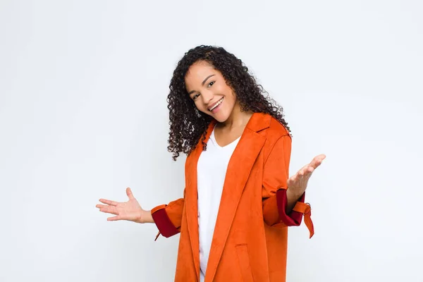 Junge Schwarze Frau Die Glücklich Arrogant Stolz Und Selbstzufrieden Aussieht — Stockfoto