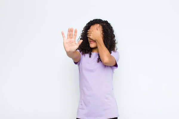 Junge Schwarze Frau Die Das Gesicht Mit Der Hand Bedeckt — Stockfoto