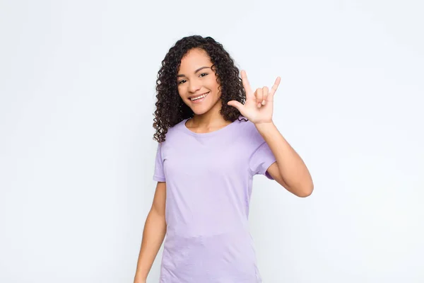 Junge Schwarze Frau Die Sich Glücklich Lustig Selbstbewusst Positiv Und — Stockfoto