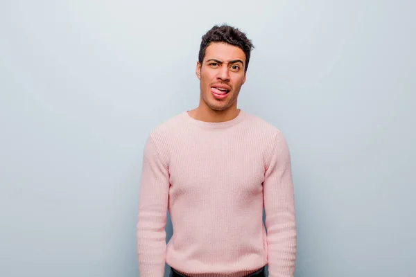 Jovem Homem Árabe Sentindo Enojado Irritado Furando Língua Para Fora — Fotografia de Stock