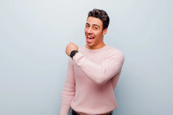 Mladý Arabský Muž Cítí Šťastný Pozitivní Úspěšný Motivovaný Když Čelí — Stock fotografie