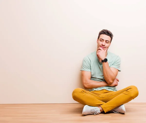 Jovem Homem Árabe Sorrindo Com Uma Expressão Feliz Confiante Com — Fotografia de Stock
