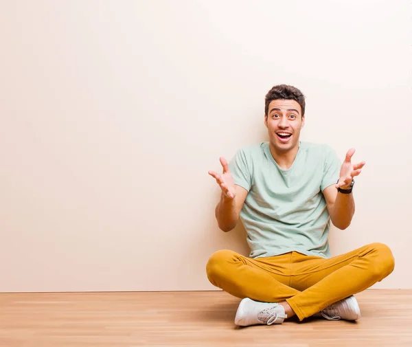 Jovem Homem Árabe Sentindo Feliz Surpreso Sortudo Surpreso Como Dizer — Fotografia de Stock