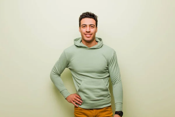 Mladý Arabský Muž Šťastně Usmívá Rukou Boku Sebevědomým Pozitivním Hrdým — Stock fotografie