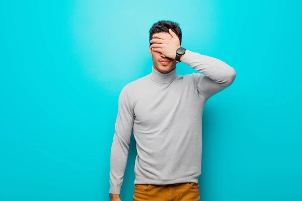 Jonge Arabische Man Bedekt Ogen Met Een Hand Bang Angstig — Stockfoto