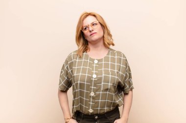 Orta yaşlı kadın merak ediyor, mutlu düşünceler ve fikirler düşünüyor, hayal kuruyor, kenarda yer arıyor.