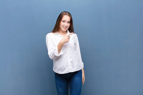 Giovane Bionda Bella Ragazza Guardando Eccitato Sorpreso Puntando Verso Lato — Foto Stock