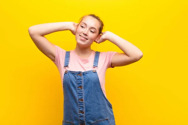 Giovane Bionda Bella Ragazza Sorridente Sentirsi Rilassato Soddisfatto Spensierato Ridendo — Foto Stock