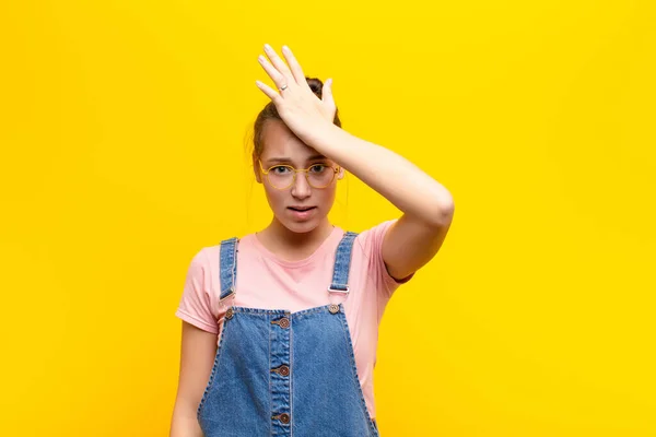 Young Blonde Pretty Girl Raising Palm Forehead Thinking Oops Making — Foto Stock