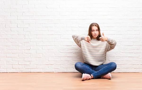 Jong Blond Mooi Meisje Gevoel Verward Clueless Onzeker Het Wegen — Stockfoto