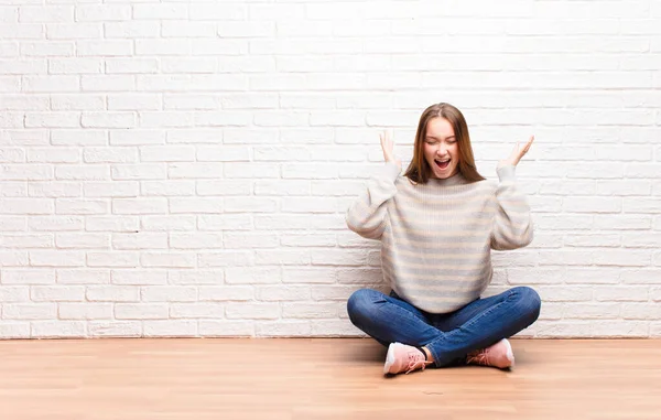 Jovem Loira Menina Bonita Olhar Extremamente Feliz Surpreso Celebrando Sucesso — Fotografia de Stock