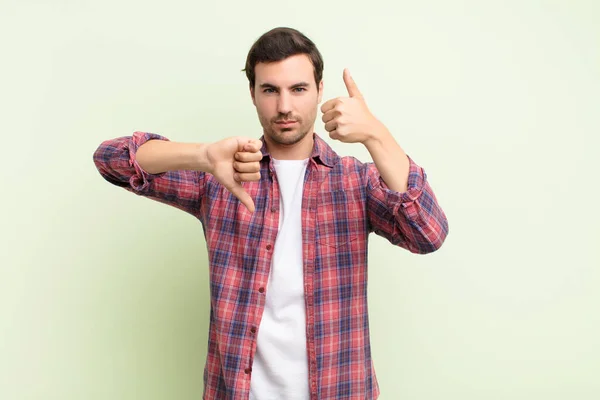 Joven Hombre Guapo Sentirse Confundido Despistado Inseguro Ponderando Bueno Malo — Foto de Stock