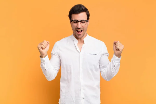 Jeune Homme Beau Regard Extrêmement Heureux Surpris Célébrer Succès Crier — Photo