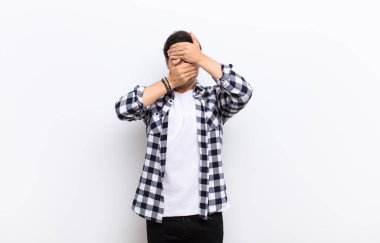 Kameraya hayır diyen iki eliyle yüzünü örten adam! Resimler reddediliyor ya da yasaklanıyor