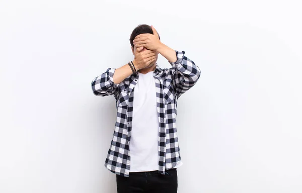 Homem Cobrir Cara Com Duas Mãos Dizer Não Câmara Recusando — Fotografia de Stock