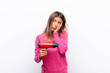 Genç, güzel bir kadın, yorucu, sıkıcı ve sıkıcı bir işin ardından sıkılmış, hayal kırıklığına uğramış ve uykulu hissediyor. Saç kurutma makinesiyle el ele tutuşuyor..