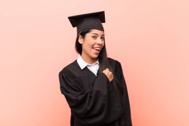 Genç Latin kız öğrenci mutlu, pozitif ve başarılı hissediyor, bir meydan okumayla karşılaştığında motive oluyor veya iyi sonuçları kutluyor.