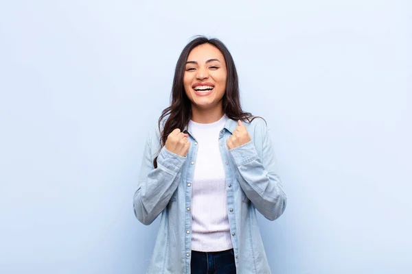 Joven Latina Bonita Mujer Gritando Triunfalmente Riendo Sintiéndose Feliz Emocionada — Foto de Stock