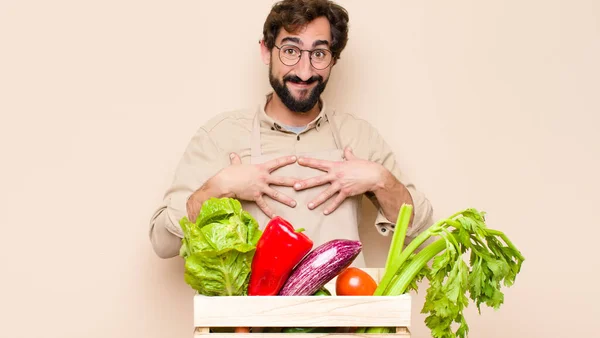 Groene Kruidenier Ziet Gelukkig Verrast Trots Opgewonden Wijzend Naar Zichzelf — Stockfoto