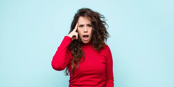 Giovane Bella Donna Guardando Sorpreso Bocca Aperta Scioccato Realizzando Nuovo — Foto Stock