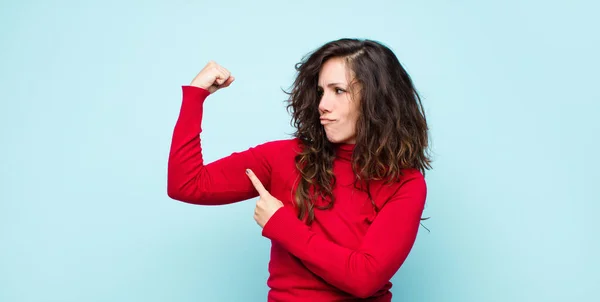 Jonge Mooie Vrouw Voelt Zich Gelukkig Tevreden Krachtig Flexing Fit — Stockfoto