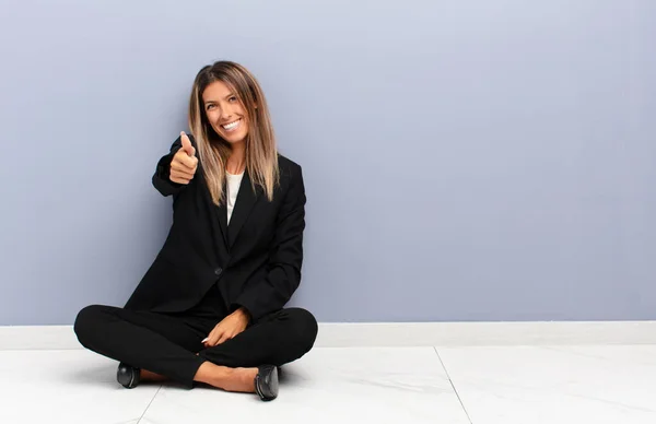 Jonge Mooie Vrouw Gevoel Trots Zorgeloos Zelfverzekerd Gelukkig Positief Glimlachen — Stockfoto