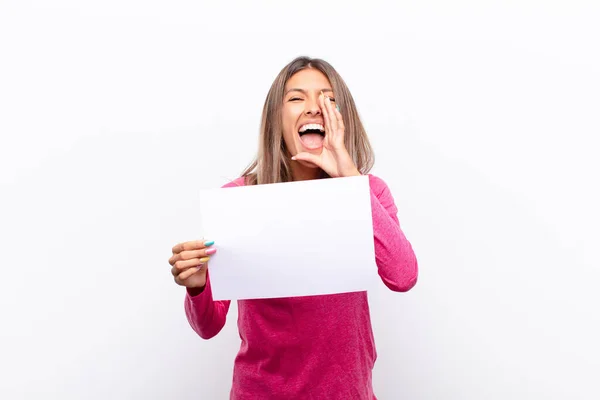 Joven Bonita Mujer Sintiéndose Feliz Emocionada Positiva Dando Gran Grito — Foto de Stock