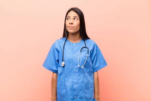 Junge Lateinamerikanische Krankenschwester Mit Besorgtem Verwirrtem Ahnungslosem Gesichtsausdruck Aufblickend Den — Stockfoto