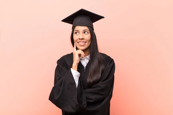 Jong Latijn Vrouw Student Glimlachen Gelukkig Dagdromen Twijfelen Kijken Naar — Stockfoto