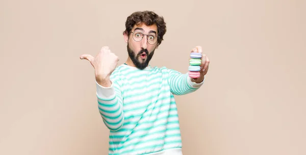 Jovem Com Macaroons Contra Parede Plana — Fotografia de Stock