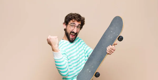 Jovem Legal Homem Barbudo Com Skate Bordo — Fotografia de Stock