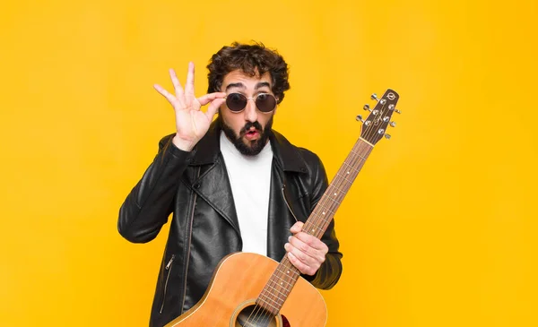 Jonge Muzikant Die Zich Geschokt Verbaasd Verrast Voelt Een Bril — Stockfoto