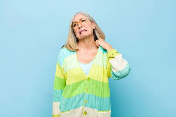 Anciano Mediana Edad Bonita Mujer Sintiéndose Estresada Frustrada Cansada Frotando — Foto de Stock