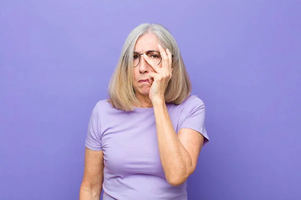 Hübsche Seniorin Oder Frau Mittleren Alters Die Sich Gelangweilt Frustriert — Stockfoto