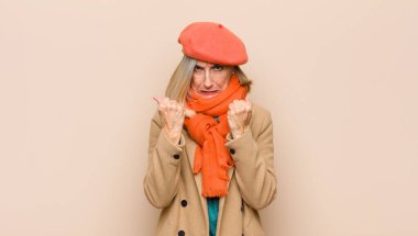 Yaşlı ya da orta yaşlı, kendine güvenen, sinirli, güçlü ve agresif bir kadın. Yumrukları boks pozisyonunda dövüşmeye hazır.