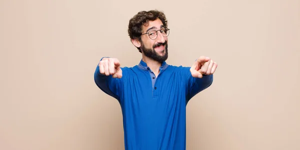 Jovem Homem Bonito Sentindo Feliz Confiante Apontando Para Câmera Com — Fotografia de Stock