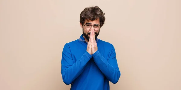 Joven Hombre Guapo Sintiéndose Preocupado Esperanzado Religioso Orando Fielmente Con — Foto de Stock