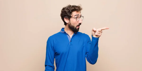 Jovem Homem Bonito Sentindo Chocado Surpreso Apontando Olhando Para Cima — Fotografia de Stock