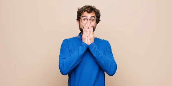 Jovem Homem Bonito Feliz Animado Surpreso Surpreso Cobrindo Boca Com — Fotografia de Stock