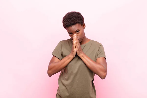 Joven Bastante Negro Mujersintiéndose Preocupado Esperanzado Religioso Orando Fielmente Con — Foto de Stock