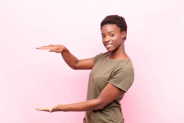 Jong Mooi Zwart Vrouwen Glimlachen Zich Gelukkig Positief Tevreden Voelen — Stockfoto