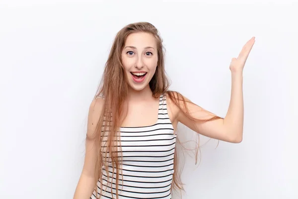 Blondýnka Cítí Šťastná Překvapená Veselá Usmívá Pozitivním Postojem Realizuje Řešení — Stock fotografie