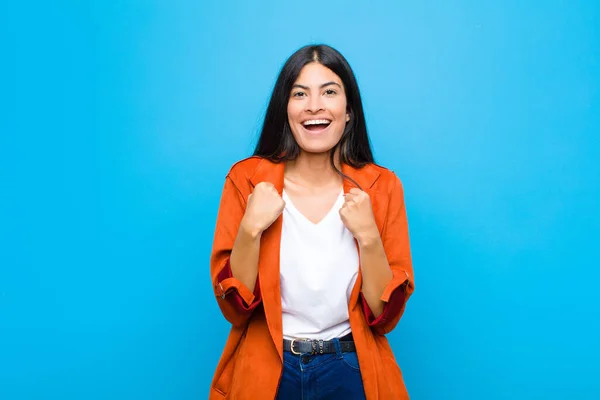 Junge Hübsche Lateinamerikanische Frau Ist Schockiert Aufgeregt Und Glücklich Lacht — Stockfoto