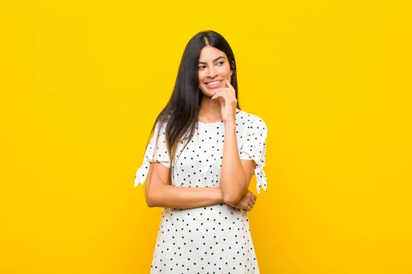 Giovane Bella Donna Latina Sorridente Con Una Felice Espressione Fiduciosa — Foto Stock