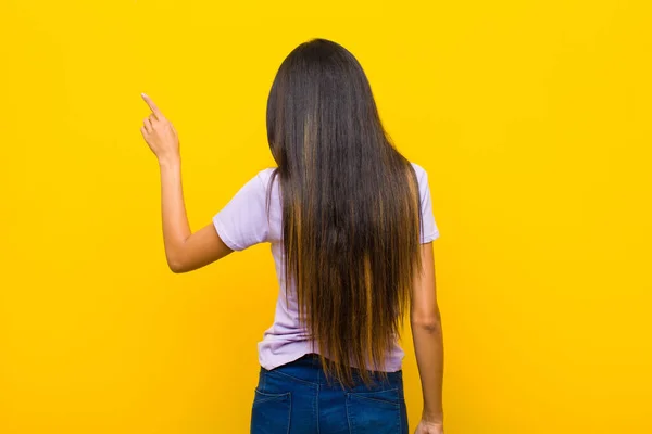 Jovem Mulher Latina Bonita Apontando Para Objeto Espaço Cópia Visão — Fotografia de Stock